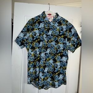 Beautiful Florals casual shirt size xl but it fits a size M or large I would say